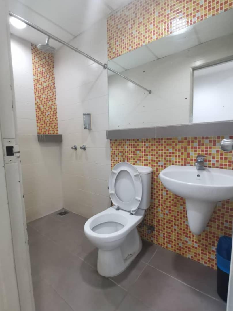 Yy48 Hotel 2 Mins Walk From Masjid Jamek Lrt Station Kuala Lumpur Exterior photo
